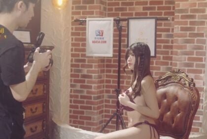 Chàng chụp ảnh may mắn và nữ thần xinh đẹp khỏa thân