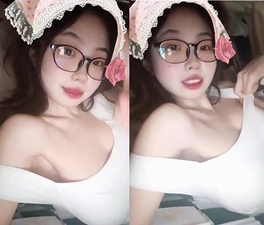 Em học sinh gợi cảm mời bạn qua nhà 